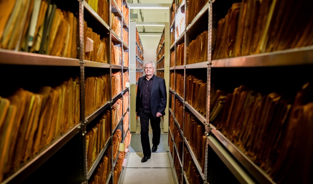 Roland Jahn tager en tur blandt de godt 111 kilometer Stasi-dokumenter, der blev fundet i uskadt tilstand. (Christoph Soeder/dpa)