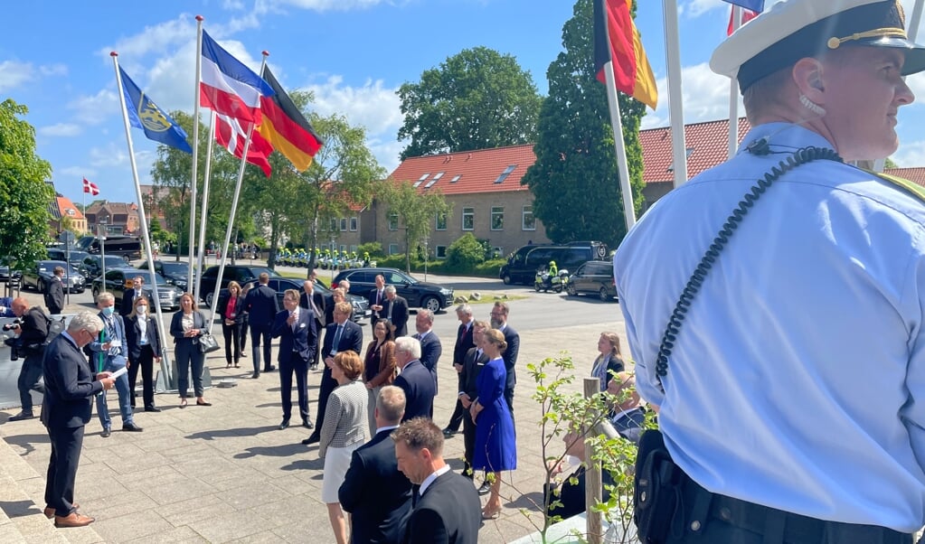 Hinrich Jürgensen, formand for BDN, bød forbundspræsident Frank-Walter Steinmeier, statsminister Mette Frederiksen, ministerpræsident Daniel Günther og disses ægtefæller velkommen til besøget hos det tyske mindretal. Ligesådan var den danske kultur- og kirkeminister Joy Mogensen til stede. Imens var dronningen på Folkehjem. ( Kirsten Elley)