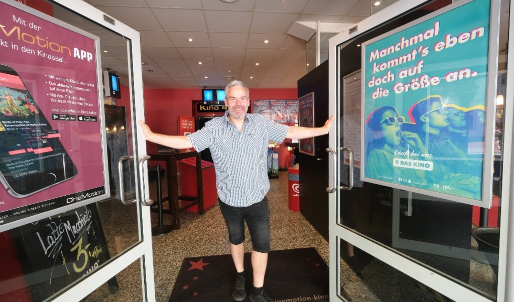 Capitol Filmpalast i Slesvig åbnede den 1. juli. Personalet kan næsten ikke få armene ned af begejstring, så godt gik aftenen. (Sebastian Iwersen)