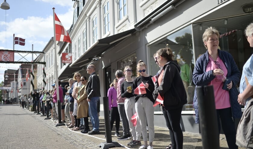 Mange af de fremmødte sønderjyder havde dannebrogsflag í hænderne i de byer, som dronningen søndag besøgte. Netop Dannebrog har en helt særlig betydning i Sønderjylland. I tiden under det tyske styre fra 1864-1920 var det nemlig forbudt at flage med Dannebrog, som til gengæld blev flittigt brugt i hjemmene. Man kunne endda blive straffet for at flage udendørs med Dannebrog. Det er også en af grundene til, at flagning med Dannebrog efter Genforeningen har været udbredt i Sønderjylland.
