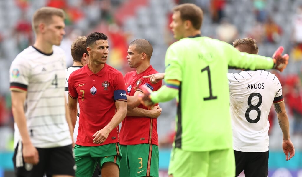 Deutschlands Toni Kroos (r) gestikuliert nach dem Spiel in Richtung Portugals Cristiano Ronaldo (2.v.l). (Christian Charisius/dpa)