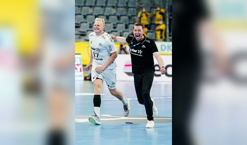 Kiels Patrick Wiencek (l.) und Kiels Trainer Filip Jicha jubeln über den Gewinn der deutschen Meisterschaft.    (Uwe Anspach, dpa )