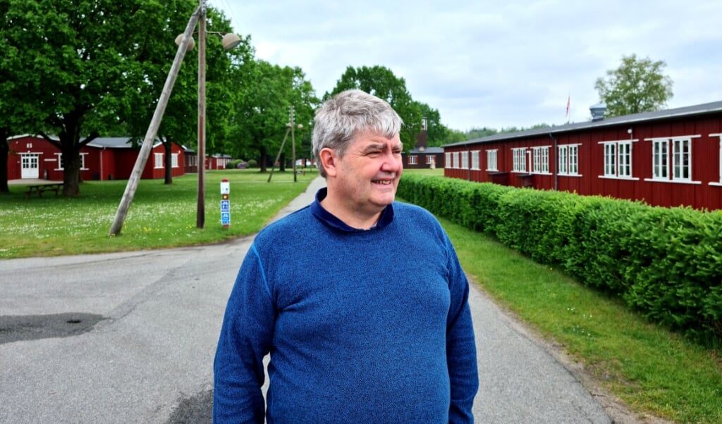Lasse Ovesen er vild med de historiske ydre rammer i Frøslev, men han er mindst lige så begejstret for de topmoderne rammer indendøre. (Bo Nielsen, JydskeVestkysten)