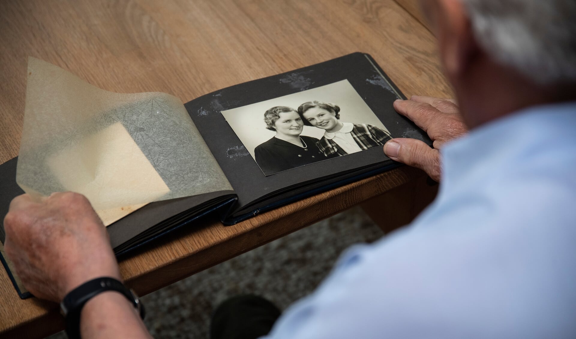 Otto Putzers fotoalbum er fyldt med minder fra tiden som feriebarn - her hans plejemor Gunvor og plejesøster Tove. I år er det 75 år siden, de tre mødtes for første gang.