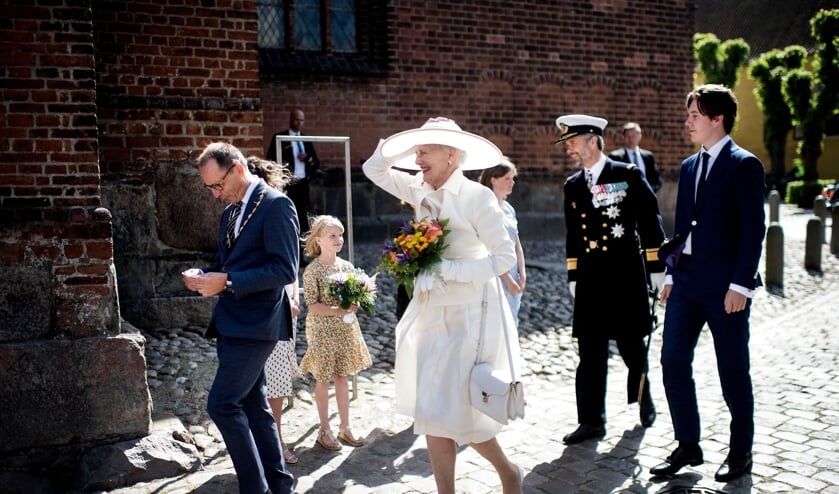 Dronning Margrethe, kronprins Frederik og prins Christian på vej ind i Haderslev Domkirke til festgudstjeneste ledsaget af Haderslevs borgmester H.P. Geil (V).
