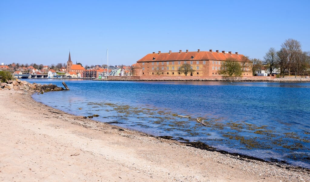 Adelen og Christian den Tredje mente ikke, det gik at have Christian den Anden gående frit omkring. Derfor blev han buret inde på Sønderborg Slot i 17 år. Men det var langt fra på vand og brød. (Hans Christian Davidsen)