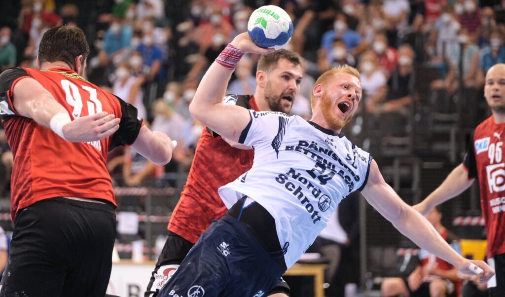 Für Jim Gottfridsson (mit Ball) und die SG Flensburg-Handewitt gilt es sich gegen die HSG Nordhorn-Lingen aus dem Tief, nach der Füchse-Niederlage, zu spielen. ( Sebastian Iwersen)