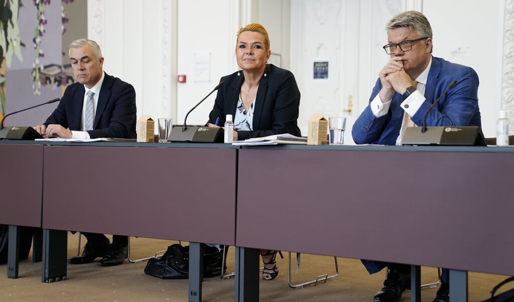 Inger Støjbergs advokat, René Offersen, (th) siger forud for det forberedende møde om rigsretssagen mod Inger Støjberg, at han ønsker anklageskriftet skåret til. Den skærpende omstændighed om misvisende oplysninger skal ud, mener han. (Mads Claus Rasmussen/Ritzau Scanpix)