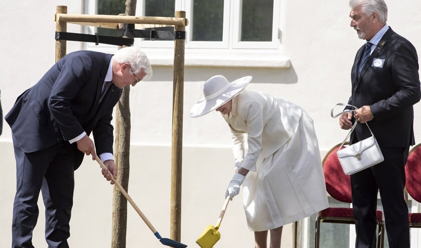 Dronningen og den tyske forbundspræsident Frank-Walter Steinmeier plantede i fællesskab et bøge- og egetræ ved Deutsches Museum i Sønderborg. De to skovle var henholdsvis gul og blå som farverne i det slesvigske flag. Træerne blev plantet, som et symbol på det gode forhold mellem det danske og tyske mindretal på begge sider af grænsen.