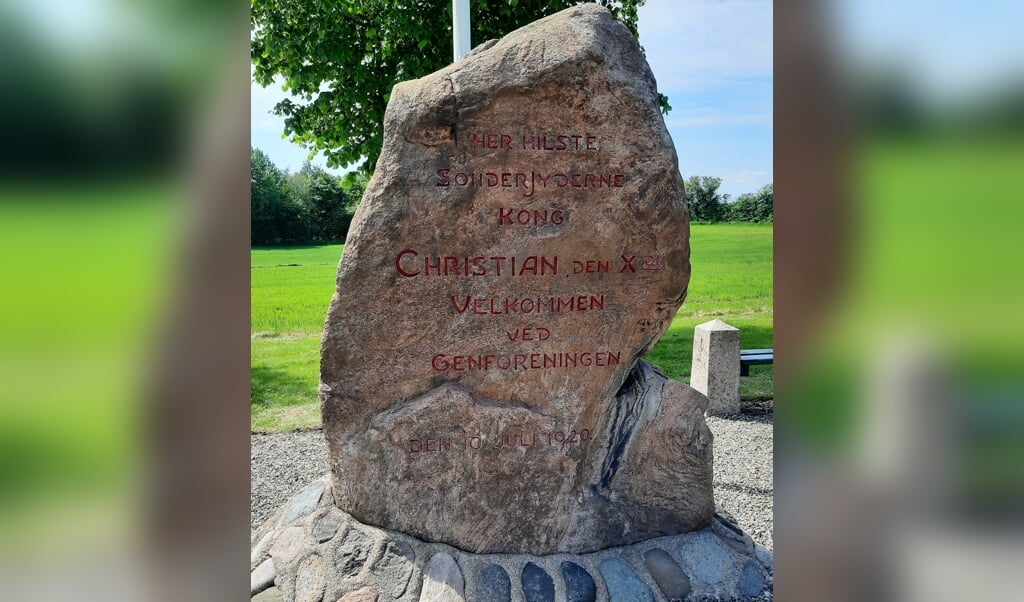 49 turdeltagere fra Grænseforeningen i Sorø gjorde blandt andet stop ved mindestenen ved Frederikshøj nær Christiansfeld, hvor kong Christian 10. red over den gamle grænse. (Privatfoto)