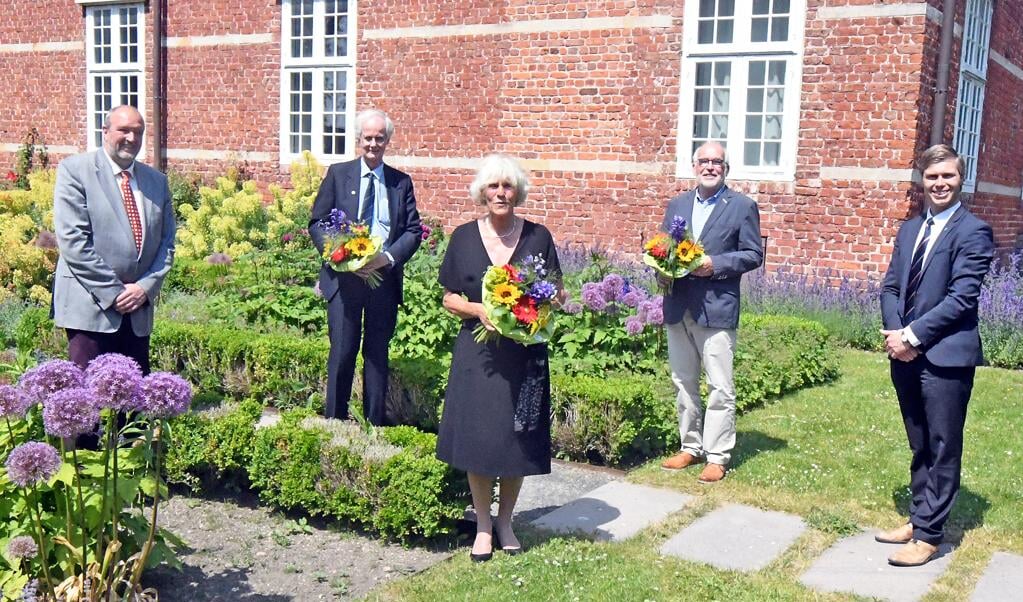 Kreispräsident Manfred Uekermann (l.) und Landrat Florian Lorenzen (r.) ehrten Carsten-Friedrich Sörensen (2. v. l.), Jutta Reese und Rolf Stechmann. (Volkert Bandixen, Kreis Nordfriesland)