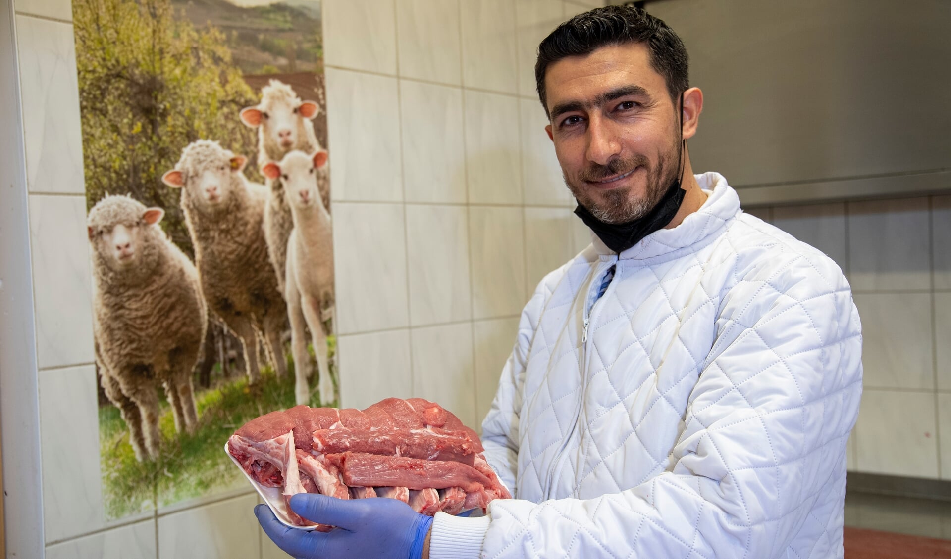 I slagterafdelingen i supermarkedet Al Noor, er Ahmad Al Saadi i fuld gang med at udskære kødet til de mange kunder, der hver dag kommer for at købe halal-kød.