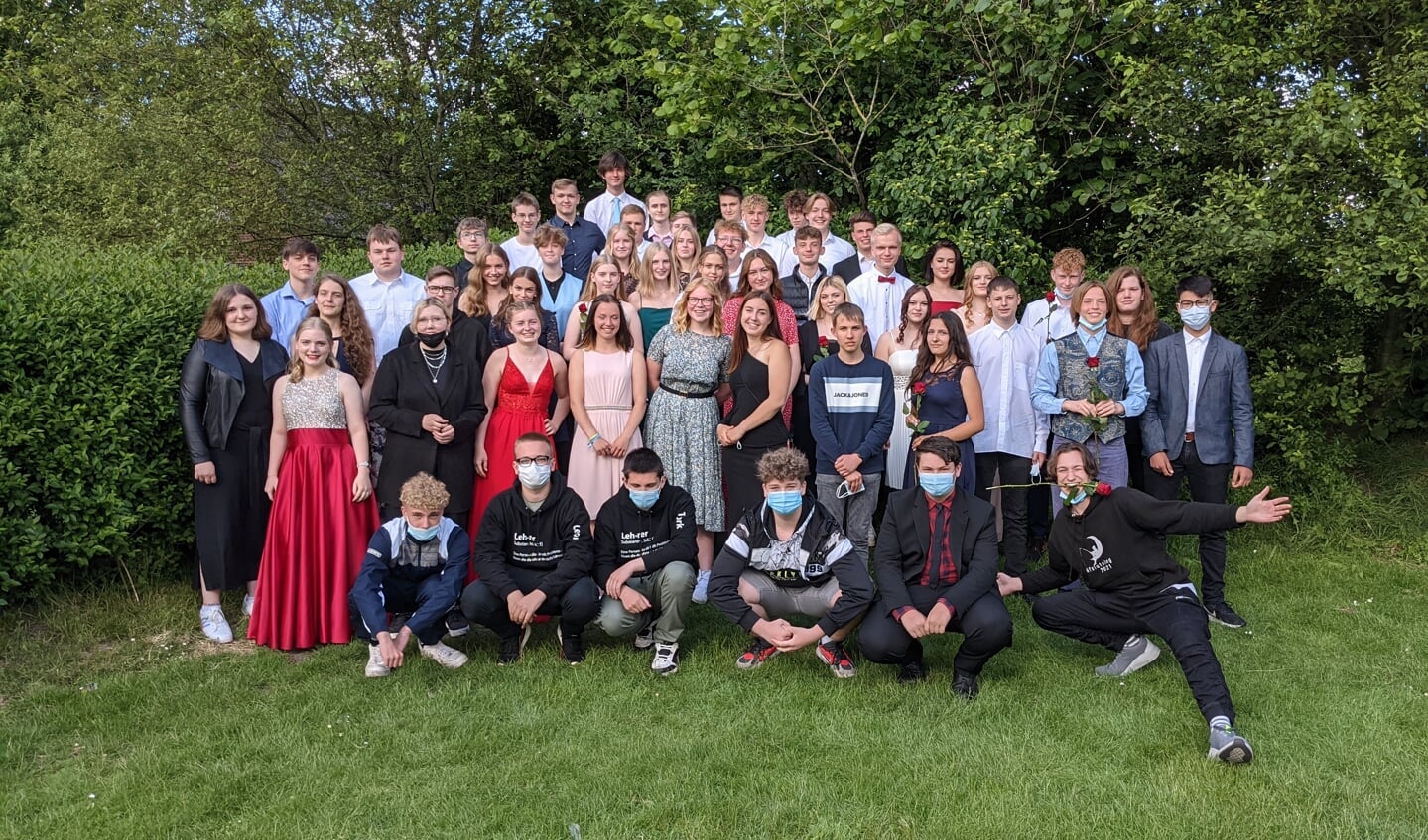 F2: Jonas Nissen, Fabian Christiansen F9: Marie Sophie Louise Arens, Jonah Belz, Eva Ehlers, Celina Sara Feddersen, Jay Niklas Freundlich, Emmy Madlen Hansen, Jonna Koplin, Stellan Emil Mertineit, Maya Nissen, Leon Dirk Olsen, Janne Leve Rickertsen, Tjark Momme Wuggazer. F10a: Janne Malin Bjerringgaard, Nilas Jeppe Bjerringgaard, Tim Christiansen, Luka Edling, Luca Raphael Hansen, Marc Oliver Härtel, Dina Helene Ingwersen, Julia Sophie Jans, Larissa Sophie Kahse, Finn Möller, Amelie Sophie Nieves, Nele Nissen, Kim Leonie Petersen, Nils Christian Petersen, Oskar Schiesewitz, Jonathan Schmidt, Amelie Tuschke, Felix Vicentini, Laura de Vries, Tamy-Sophie Wuggazer. F10b: Jolina Suela Annecke, Justin Carstens, Hatje Caroline Christiansen, Oliver Damm, Philip Yngwie Didie, Sören Dittmar, Pia Friedrichsen, Thorge Greisen, Jonas Ove Harrs, Felix Heyden, Oliver Pascal Jaksin, Pay