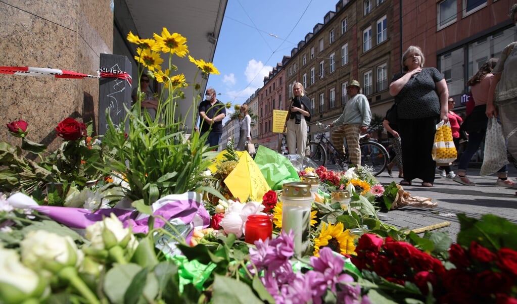 Indbyggere i Würzburg har lagt blomster og lys i det område, hvor en 24-årig somalisk mand fredag eftermiddag gik til angreb på folk i et varehus, i en bank og på gaden.  (Armando Babani/Ritzau Scanpix)