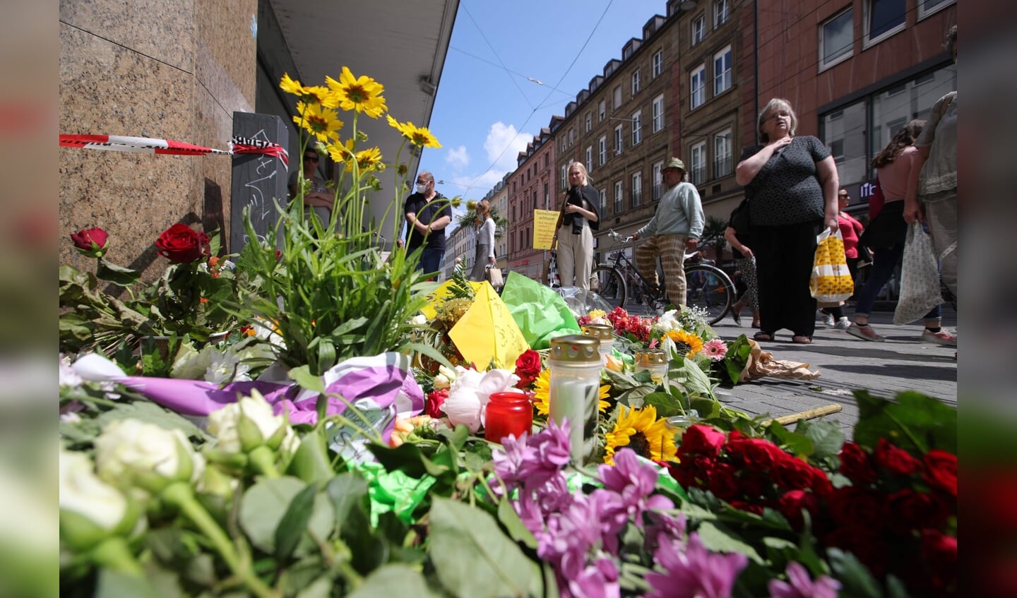Indbyggere i Würzburg har lagt blomster og lys i det område, hvor en 24-årig somalisk mand fredag eftermiddag gik til angreb på folk i et varehus, i en bank og på gaden.