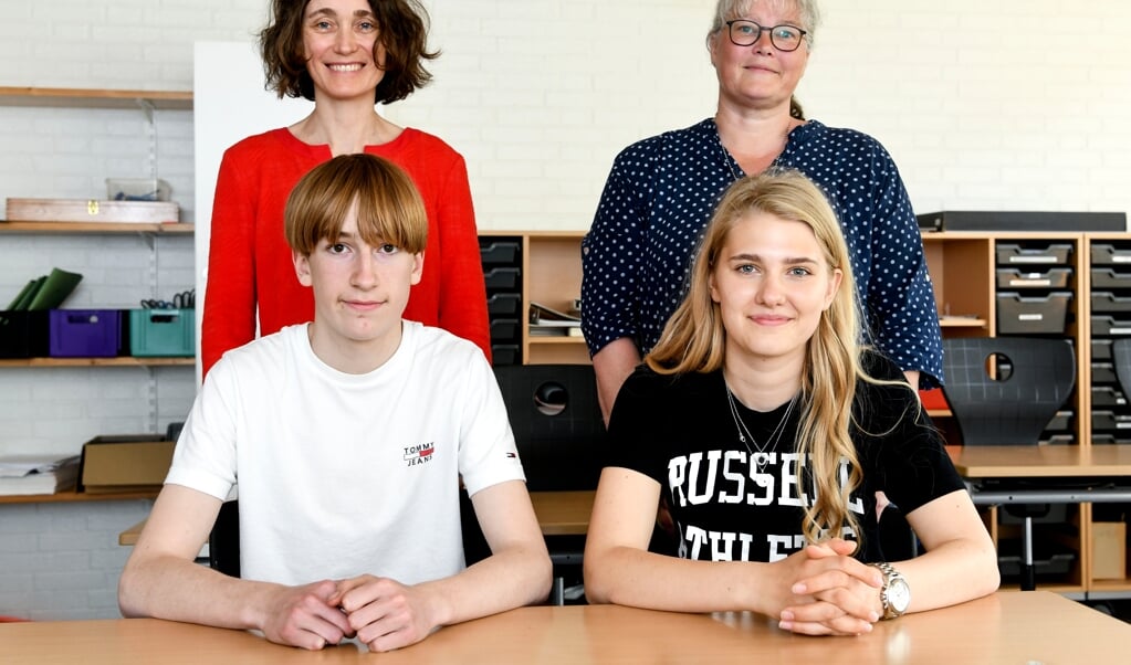Løgumkloster Distriktsskole har i to år haft et samarbejde med Tønder Gymnasium om sprogdiplomet i tysk. På gymnasiet har man nemlig også det internationale sprogdiplom. Idéen er, at flere folkeskole elever vælger tysk, når de skal læse videre. På billedet ses til venstre Randi Damstedt, der er tysklærer på Tønder Gymnasium og Lilian Jensen til højre, der er tysklærer på Løgumkloster Distriktsskole. Mens Peter Callesen og Mathilde Andersen er elever på Distriktsskolen. (André Thorup, JydskeVestkysten)