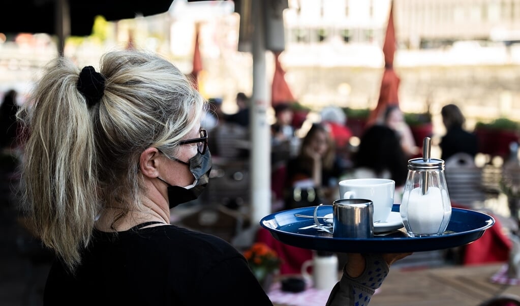 I Danmark kan cafégæster og tjenere snart droppe mundbindene, men Slesvig-Holsten fastholder krav om mundbind indendøre. Politikerne vil undgå import af corona-variationer fra andre lande og regioner. (NGG)