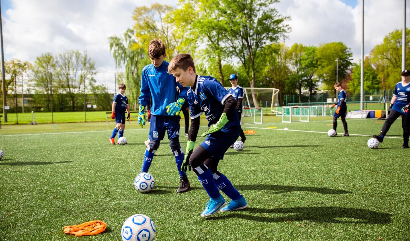 Das HSV-Fußball-Camp hat Station auf den Spielfeldern des SC Weiche Flensburg 08 gemacht.