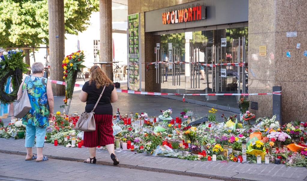 Borgere har i stort tal stillet lys og lagt blomster ved gerningsstedet i Würzburg. (Nicolas Armer/dpa)