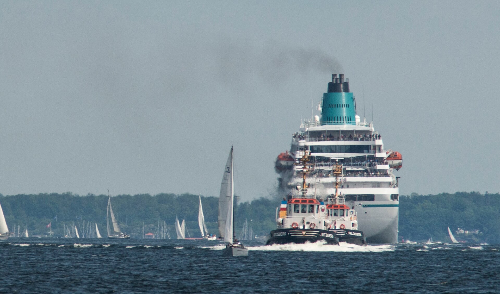 Krydstogtskibet Amadea forlader Flensborg, da det besøgte byen i 2016. Onsdag får byen for første gang efter corona igen besøg af et skib af samme kaliber: World Voyager, der er på et tre dage lang togt med afgang og ankomst i Kiel. Arkivfoto: 