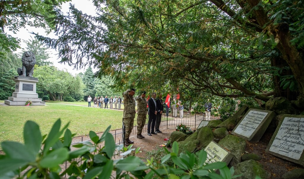 Isteddagen blev mindet på den gamle kirkegård Flensborg, da to repræsentanter for forsvaret, chefsergent Morten Nielsen og regimentschef og oberst Lars Mouritsen sammen med præsidenten for Slesvigske Fodregiments Soldaterforening Keller Nielsen og Horst Schneider, Forsvarsministeriets lokale tilsynsførende af krigergravene i Flensborg-området, lagde kranse ved krigergravene. (Tim Riediger)