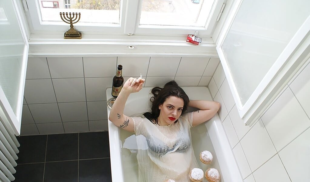 "Evgeniya and other kosher Berliners" nennt sie die spielerische Inszenierung mit Menora auf der Fensterbank und in der Badewanne schwimmenden Sufganiyot, ein Berlinern ähnliches Teiggebäck mit Konfitürenfüllung, das zu Chanukka gegessen wird. (Sonia Alcaina Gallardo/Evgeniya Kartashova)