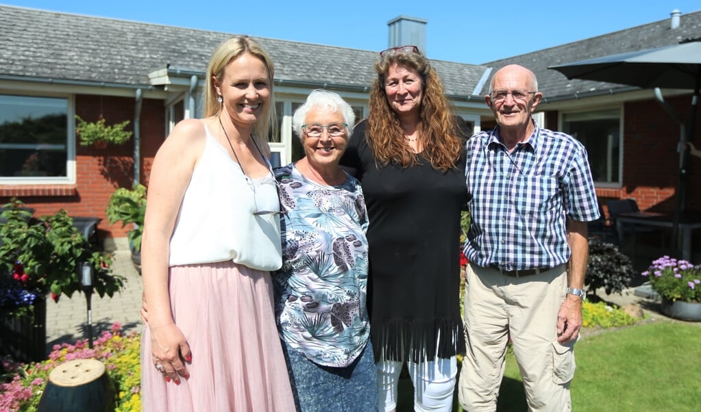 50 år efter Manuela Gutsch, i sort trøje, for første gang var feriebarn hos Gunhild og Egon Søndergaard i Grindsted, var hun i weekenden tilbage på besøg. Hendes datter, Kerstin Gutsch (til venstre), var mange år senere au pair hos Gunhild og Egon Søndergaards datter. (Alex Hermann, JydskeVestkysten)