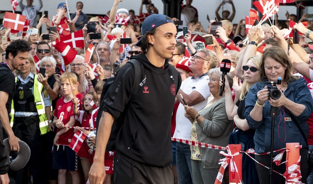 Der er fodboldfeber i Danmark. Det kan spillerne mærke, når de kommer hjem til basen i Helsingør, hvor fans tager imod. (Nils Meilvang/Ritzau Scanpix)