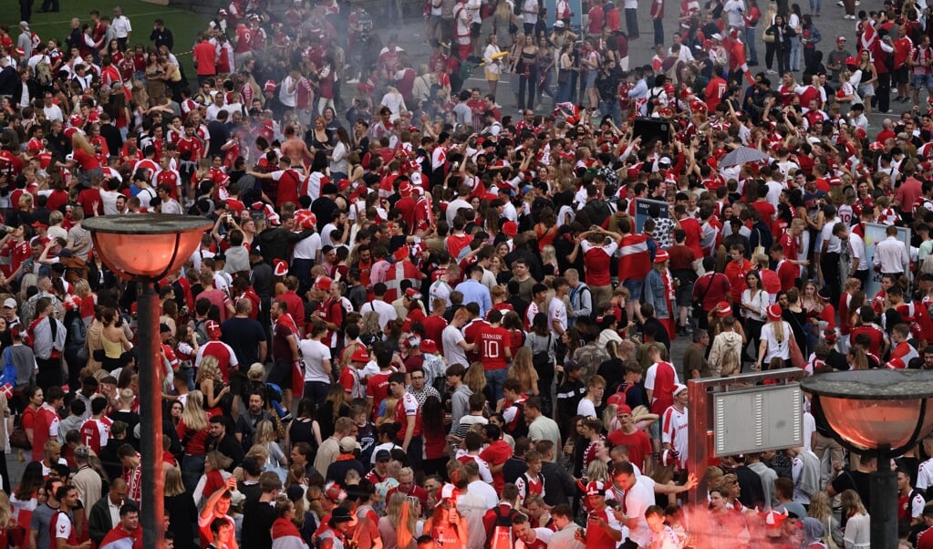 Gaderne i Danmark var badet i røde og hvide farver lørdag, hvor det danske fodboldlandshold slog Tjekkiet og dermed spillede sig videre til EM-semifinalen. Den spilles i London onsdag, men de britiske myndigheder vil ikke tillade indrejsende danske fans på lægterne på Wembley, oplyser Udenrigsministeriet. (Philip Davali/Ritzau Scanpix)