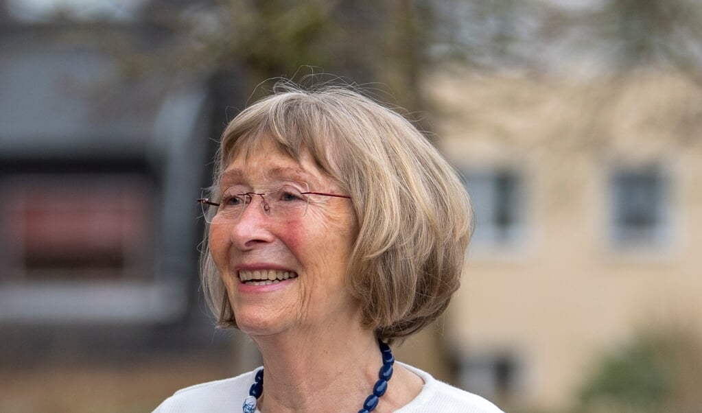 Tove Lerch (h.) fra formand for menighedsraadet Slesvig og omegn overraekker penge som er blevet samlet til Bennetgaard til Randi Kuhnt og Kerstin Reich (v-h.) fra Dansk Sundhedstjeneste.
Martin Ziemer (Martin Ziemer / nordpool)