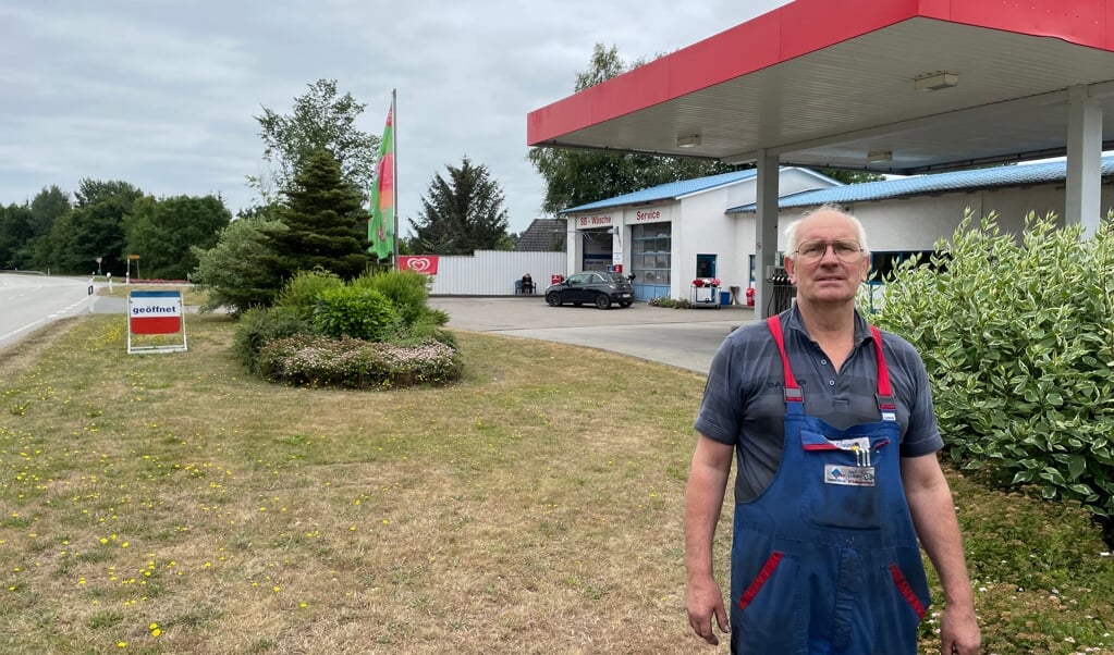 Rolf Clausen betreibt eine Tankstelle und Reparatur-Werkstatt direkt an der L 317, die ab kommenden Dienstag immer abschnittsweise saniert und entsprechend gesperrt werden soll. (Volker Metzger)