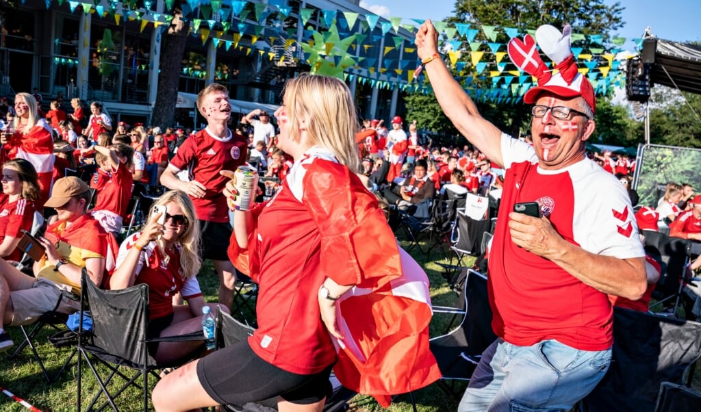 Danske fans ser EM-semifinalen mellem Danmark og England på storskærm i Kildeparken i Aalborg, onsdag den 7. juli 2021. ( Henning Bagger/Ritzau Scanpix)