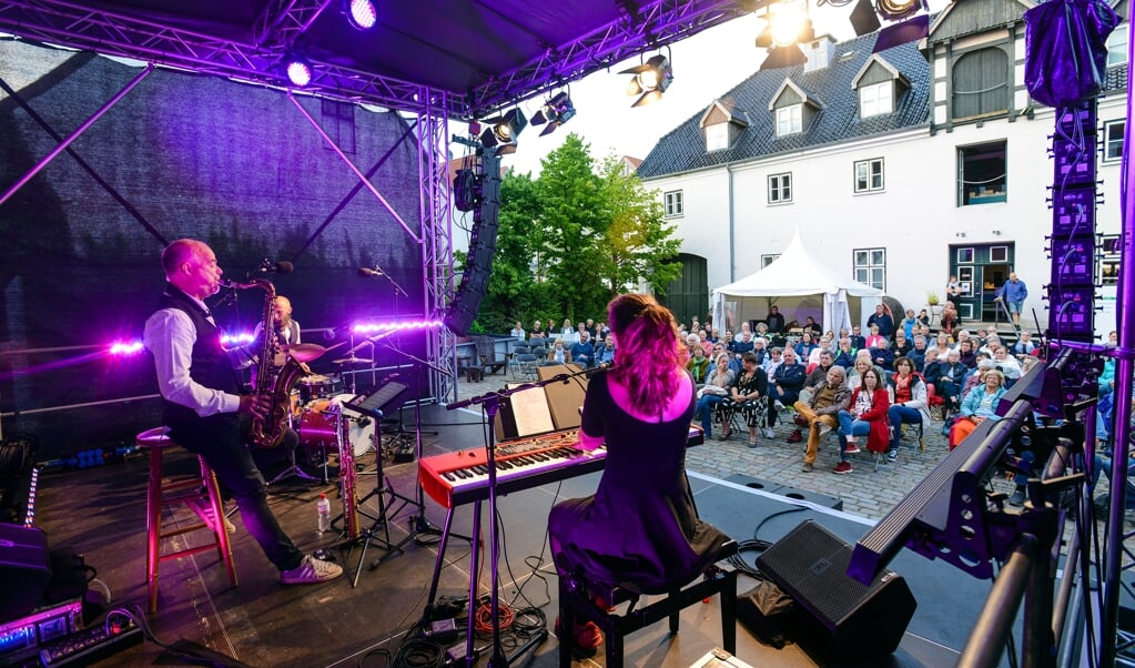 Sidste sommer var mange ting anderledes for Hofkultur. Her sad publikum for eksempel ned under en koncert med Liese-Lotte Lübke. Arkivfoto: (Hans Christian Davidsen)