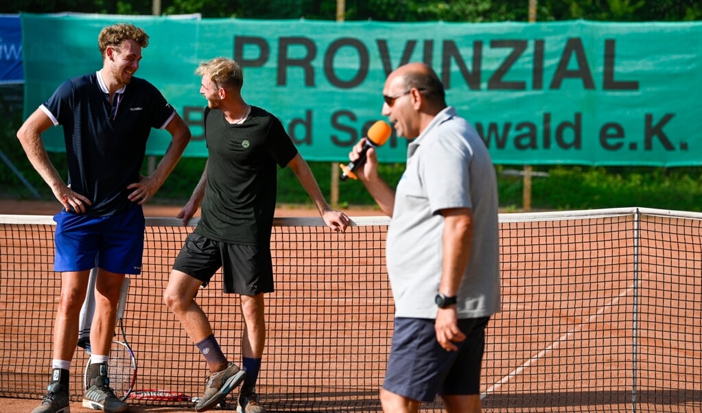Bernd Sennewald (r.) nahm als 1. Vorsitzender des TC Mürwik beim Sparda-Bank-Cup viele Rollen ein. Auch die am Mikrofon bei der Siegerehrung. ( Martin Ziemer)