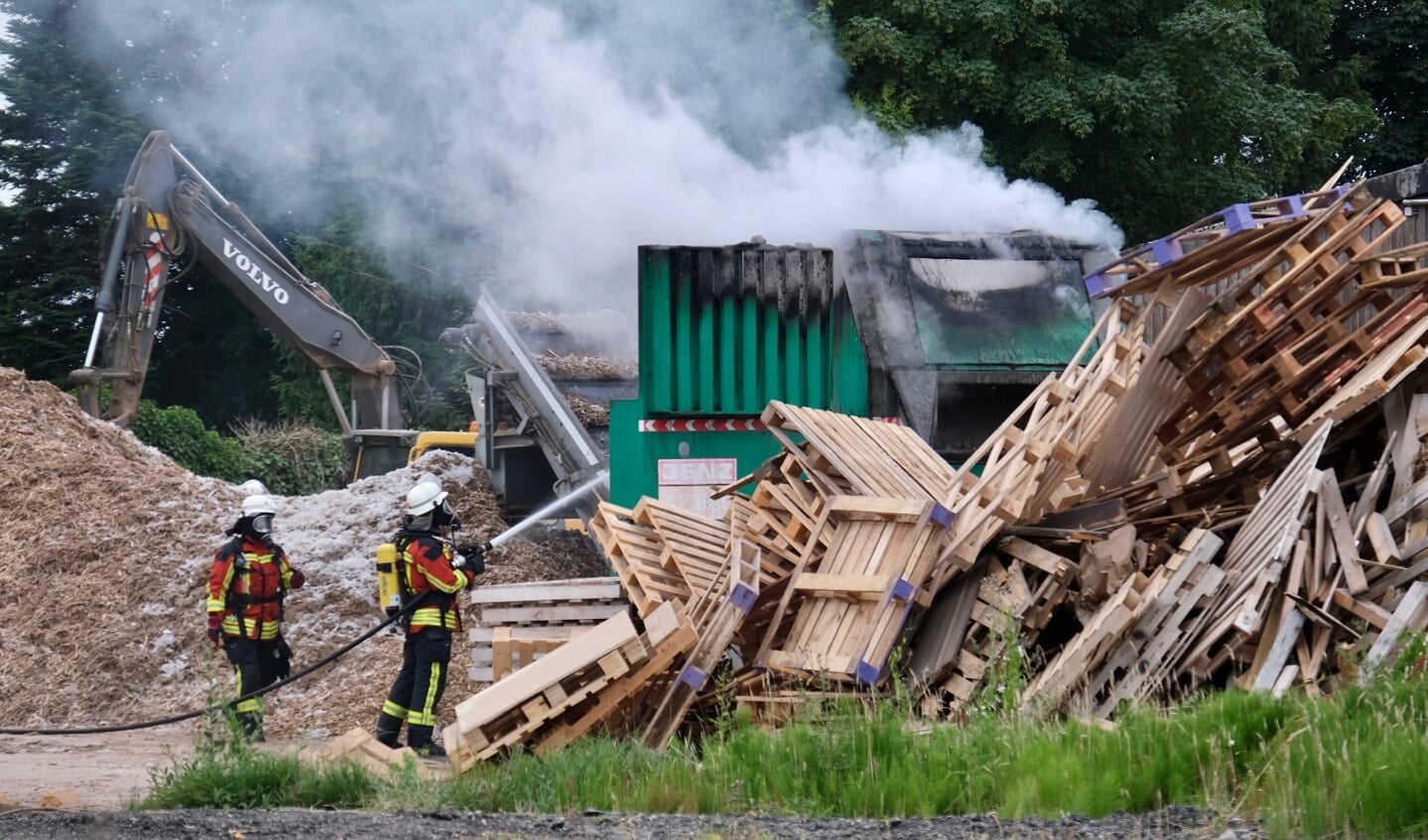 Der var betydelig risiko for, at ilden skulle brede sig til de mange træpaller på grunden. Foto: