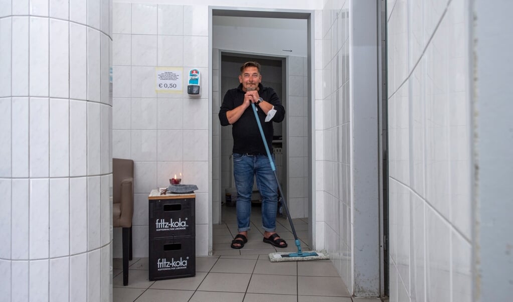 Ralf Binder, rengøringsmand ved toiletterne ved stranden i Solitüde, blev slået og sparket af en gruppe unge.    (Tim Riediger)