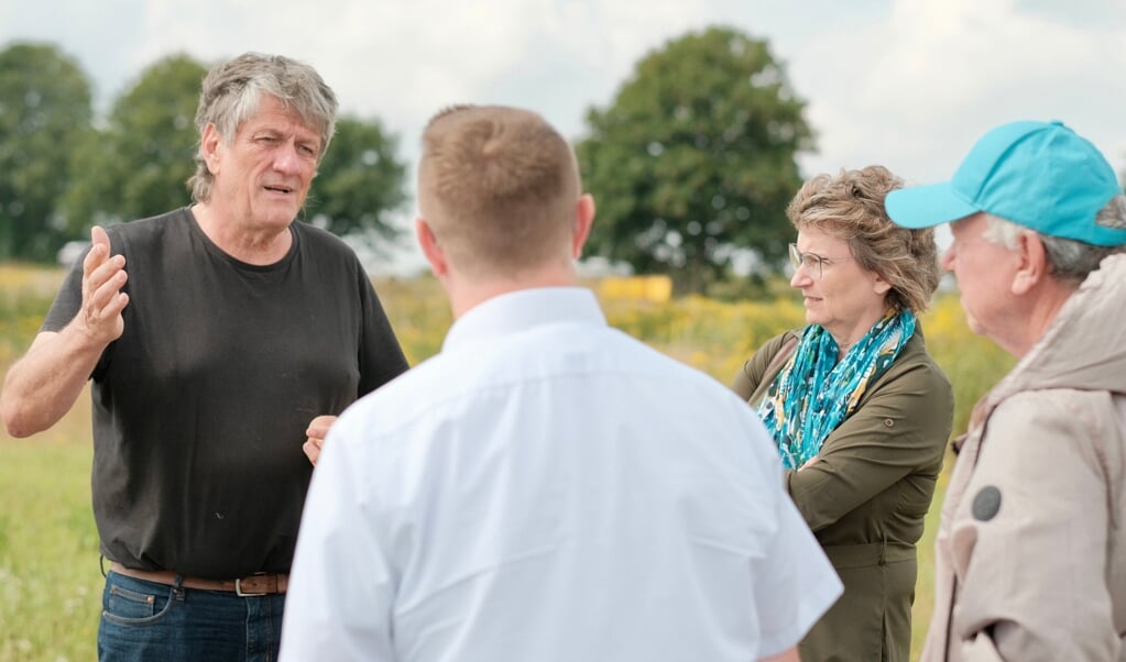 Jürgen Augustin (l.) und Petra Schulze fanden klare Worte, als sie die SSW-Politiker Christian Dirschauer und Rainer Wittek (re.) über die Entwicklung im Gewerbepark Schleswig-Schuby vor Ort informierten. (Martin Ziemer)