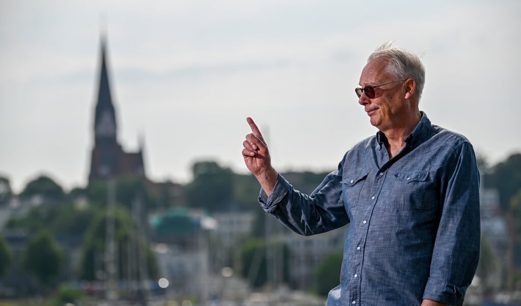 Glenn Dierking peger opad. Han er sikker på, at en fast forbindelse mellem Als og Fyn vil være til gavn for Flensborg, det grænseoverskridende samarbejde og hele regionen. Derfor har han nu i syv år arbejdet for projektet. (Martin Ziemer)