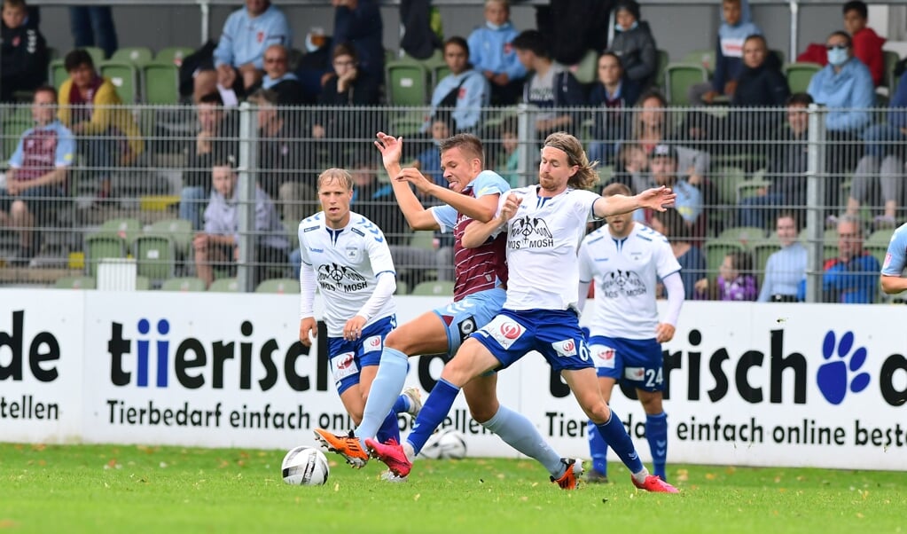 Es wurde um jeden Ball beim Duell zwischen dem SC Weiche Flensburg 08 und Kolding IF heiß gekämpft. ( Martin Ziemer)
