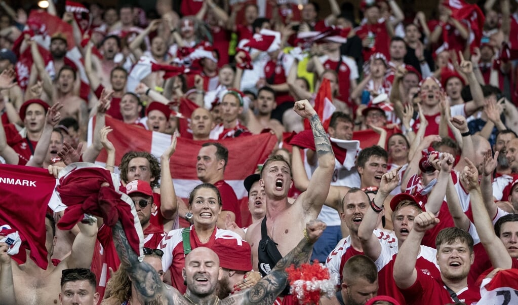 De medrejsende danske fans var lykkelige efter 2-1-sejren over Tjekkiet i Baku. (Liselotte Sabroe/Ritzau Scanpix)