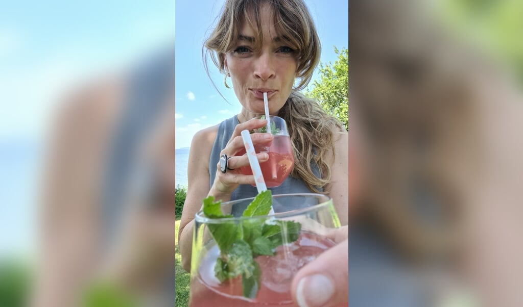 Slurk - mere sommer bliver det ikke. Lav en rabarber-base og spæd op med det, du ønsker. ( Camilla Pi Kirkegaard)