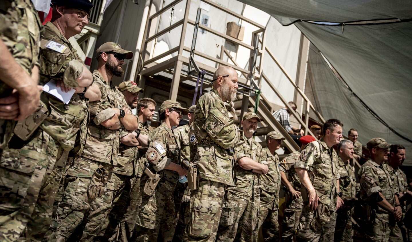 Danske soldater i Irak lytter til forsvarsminister Trine Bramsen (S), som besøgte de danske soldater, der bidrager til Nato-missionen 