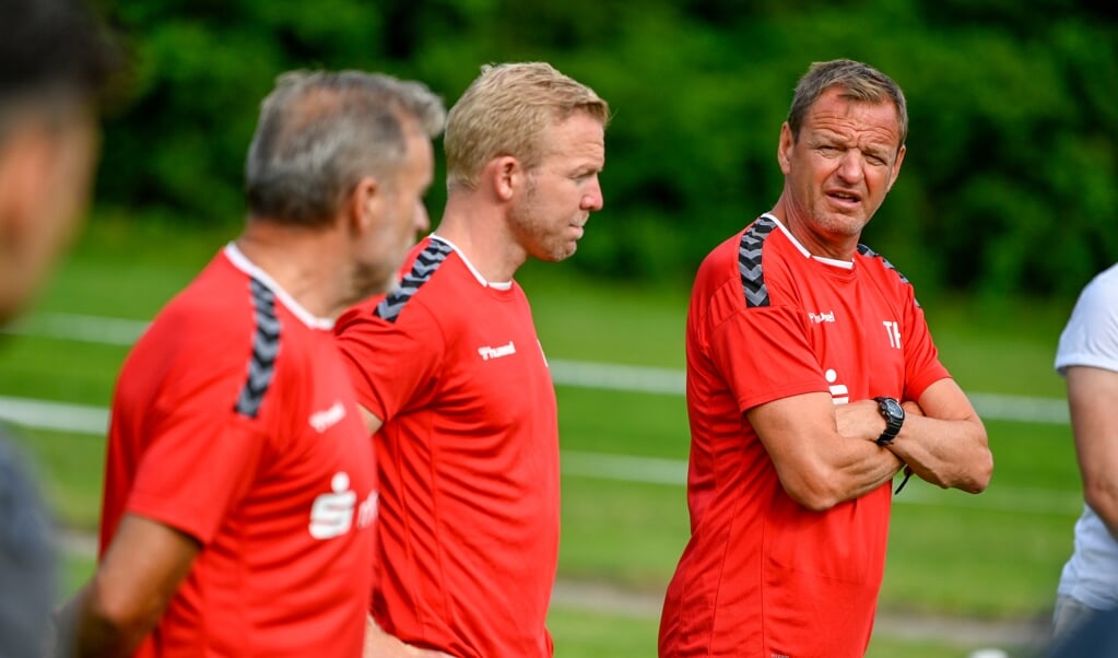 Das Trainerteam des SC Weiche Flensburg 08 um Chef Thomas Seeliger (r.) hat noch einige Arbeit vor sich. ( Martin Ziemer)