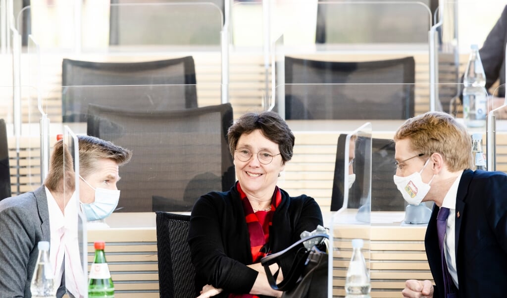 Heiner Garg (FDP, l-r), Minister für Soziales, Gesundheit, Jugend, Familie und Senioren in Schleswig-Holstein, Monika Heinold (Bündnis 90/Die Grünen), Finanzministerin von Schleswig-Holstein, und Daniel Günther (CDU), Ministerpräsident von Schleswig-Holstein, unterhalten sich im Landtag. Günther kann sich eine Neuauflage der Jamaika-Koalition nach der Landtagswahl 2022 gut vorstellen. (dpaFrank Molter/dpa)