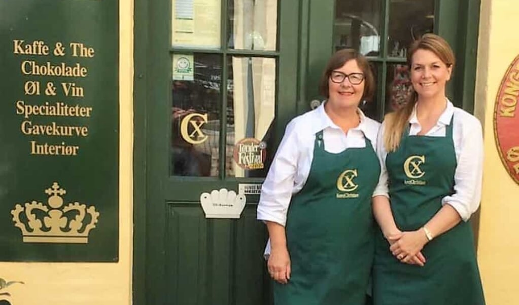 Kirsten Lützen ses her sammen med sin datter, Lotte Lützen, foran butikken, der ligger i Tønders gågade. Snart danner butikken ramme om optagelser til den nye
