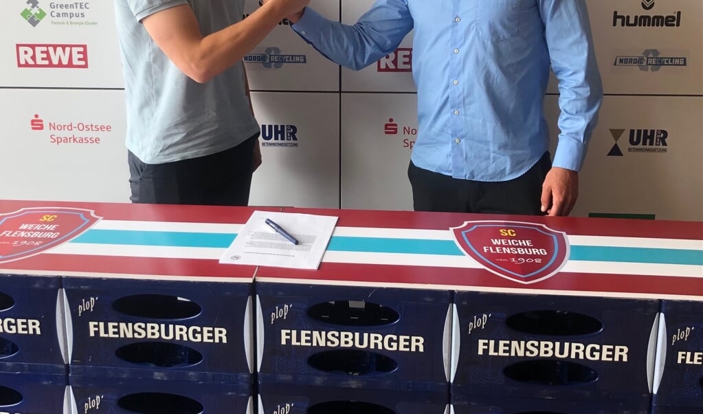 Caspr Mols skifter til SC, og har tegnet kontrakten med klubbens direktør sport Christian Jürgensen (t. h.). ( SC)