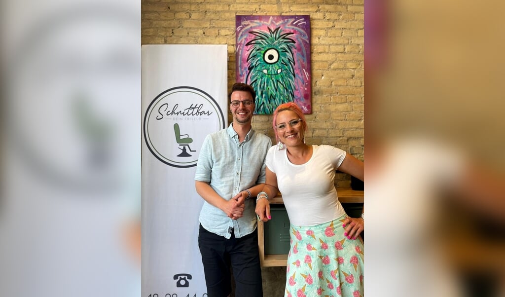 Der Friseurmeister Matthias Schröder-Drews und die Flensburger Künstlerin Kim Bretschneider. (Privatfoto)