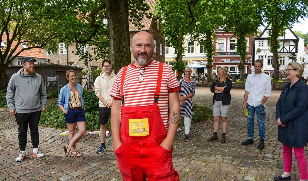 Aktionskunstneren Samuel Fleps står i spidsen for Kinderhofkultur i Flensborg. Bag ham ses repræsentanter fra de øvrige arrangører. (Hans Christian Davidsen)