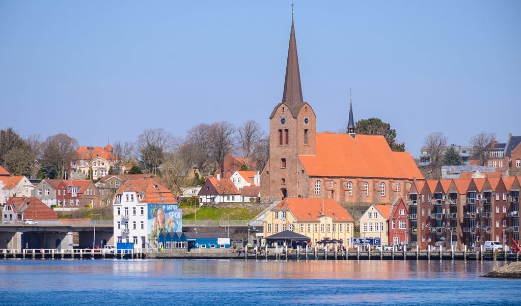 Skiftet fra plattysk til højtysk kom tidligere i Sønderborg end i Tønder. Her har det formentlig spillet en rolle, at Sønderborg var en residensby for hertugerne, og ved hertugerne hof blev der tidligt talt højtysk. I Mariekirken (billedet) blev kirkebøgerne ført på plattysk frem til 1642. (Hans Christian Davidsen)