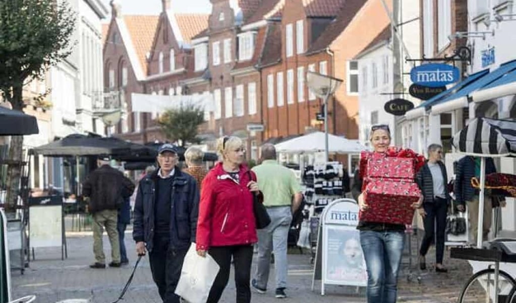 Tønders karakteristiske gågade med de mange butikker og smukke gamle bygninger fremhæves af citychef Stephan Scheelke som noget af det, der tiltrækker turisterne. Det samme gør Rømø, men stadig kan området sælge sig selv endnu bedre, mener han. (Hans-Chr. Gabelgaard, JydskeVestkysten)